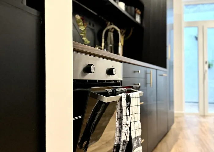 3 Min Walk-Meir Cozy 3-4Br House